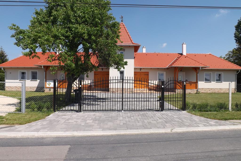 Nagybajcsi Koertefa Vendeghaz Apartment Exterior photo